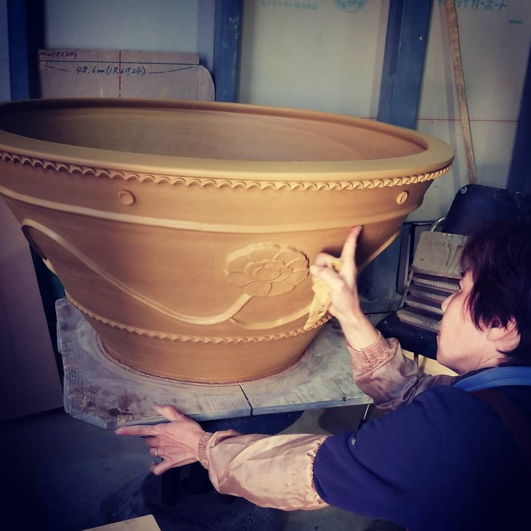 即便如睡蓮鉢等大型陶器，也是一個個手工裝飾傳統模樣。