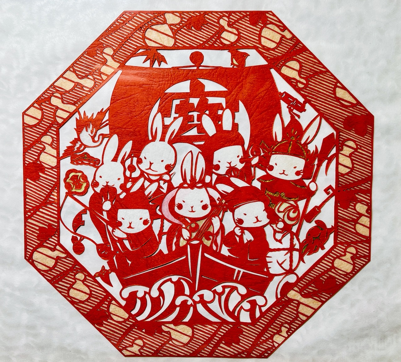 剪紙圖案中心是七隻兔子，每一隻都代表日本傳統中的七福神，以和諧而可愛的形象呈現。